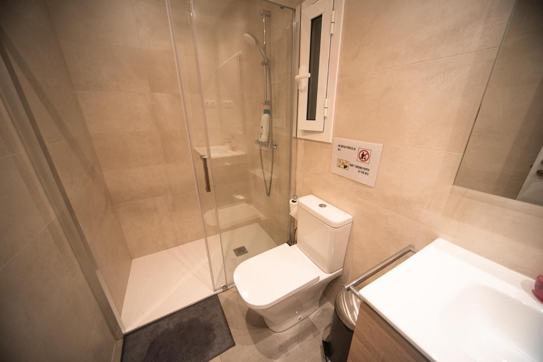 By Universitat Private Rooms Barcelona Exterior photo