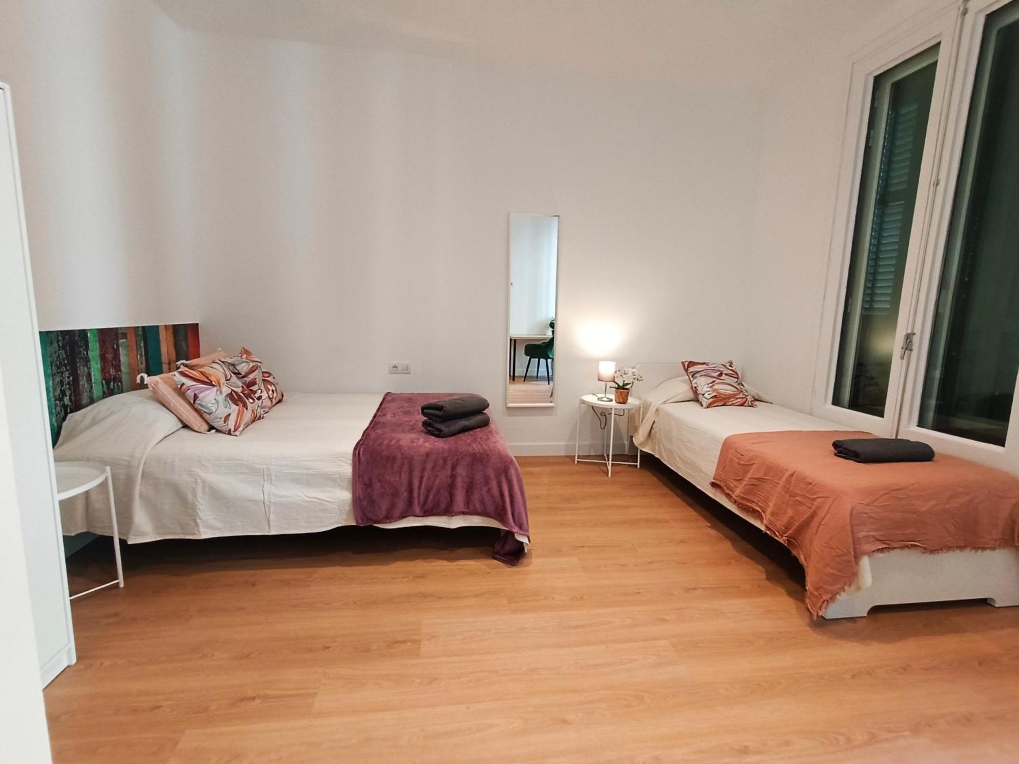 By Universitat Private Rooms Barcelona Exterior photo