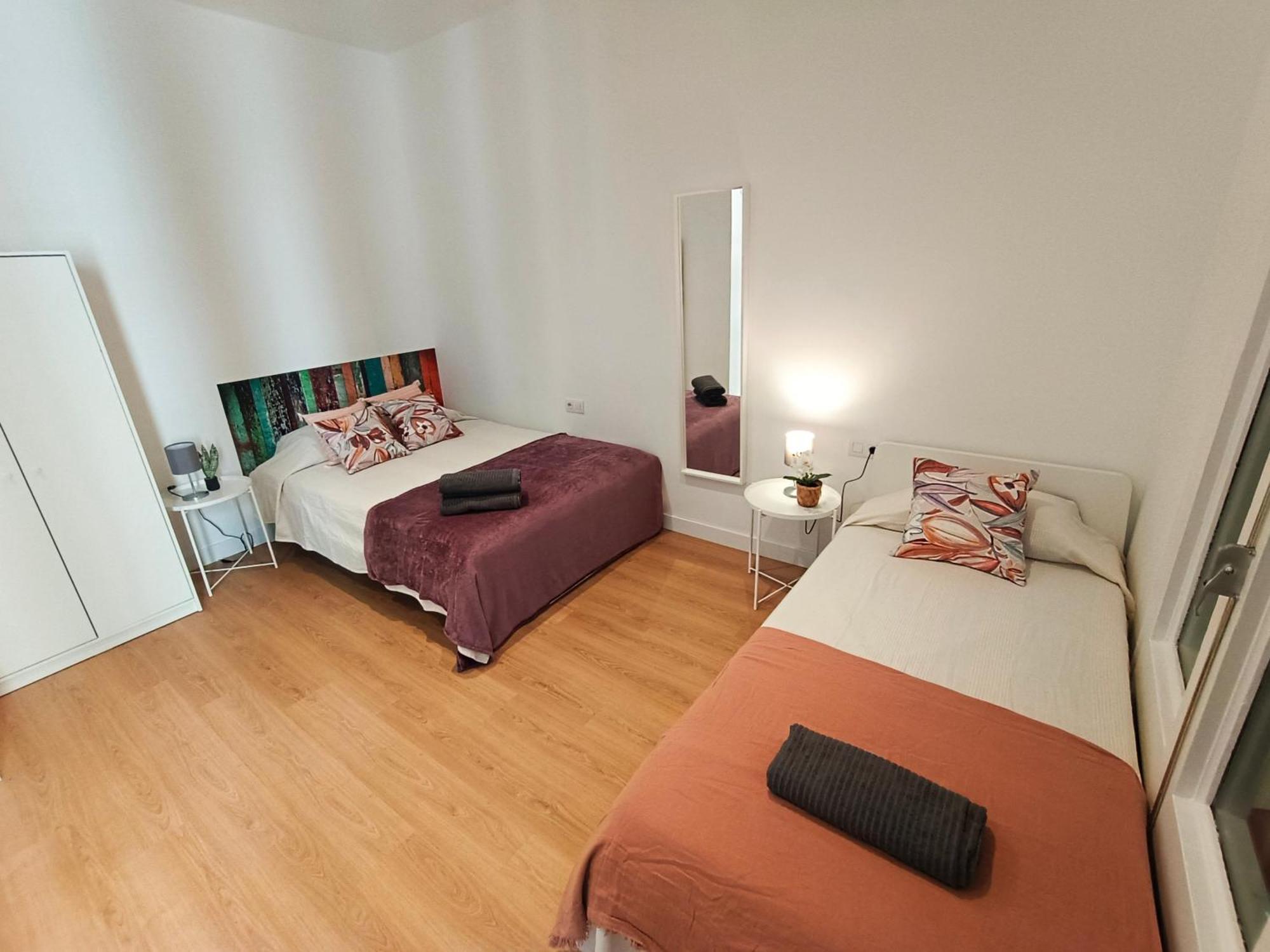 By Universitat Private Rooms Barcelona Exterior photo