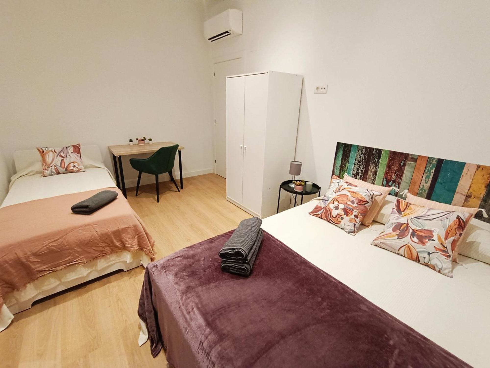 By Universitat Private Rooms Barcelona Exterior photo