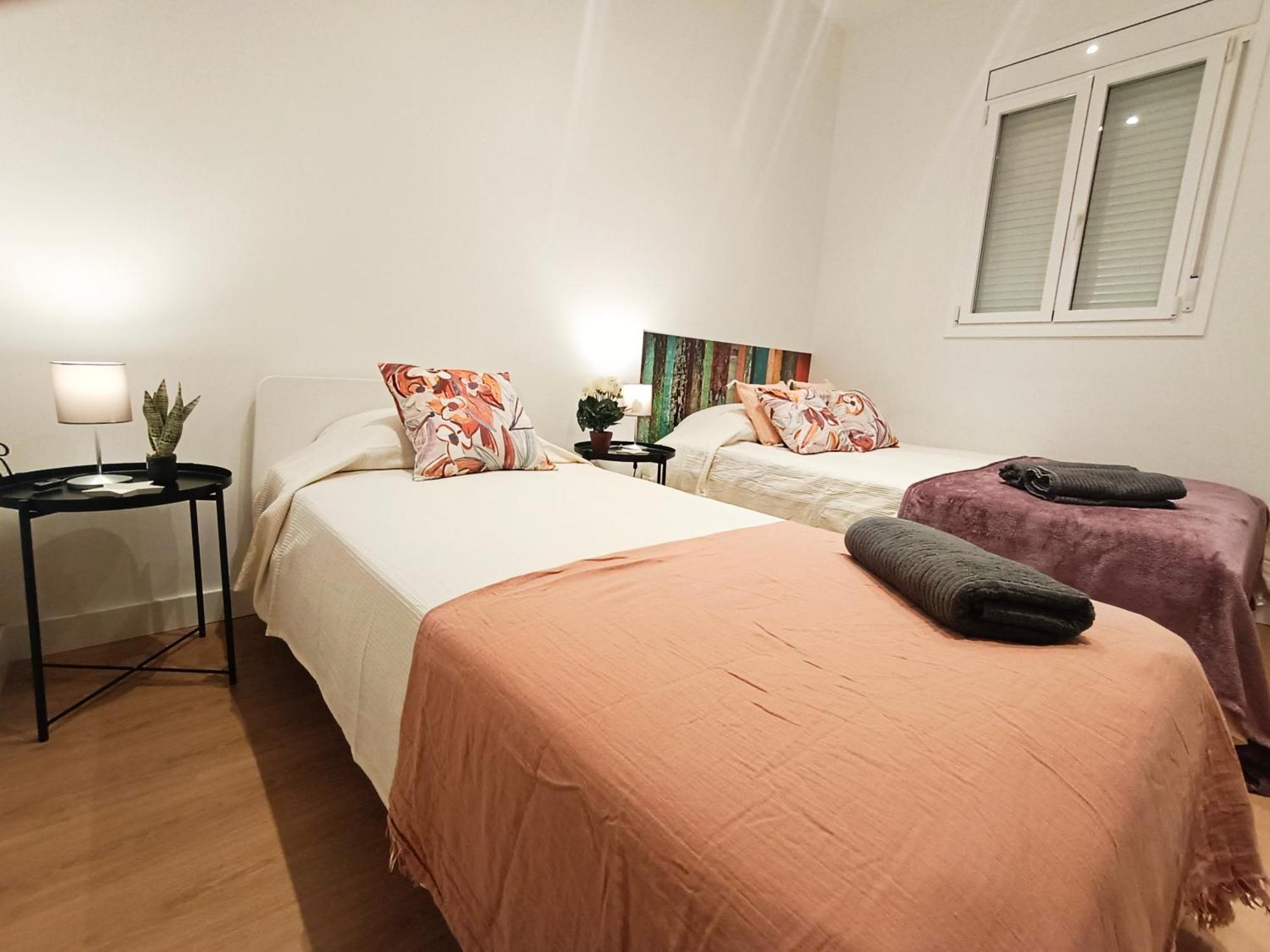 By Universitat Private Rooms Barcelona Exterior photo
