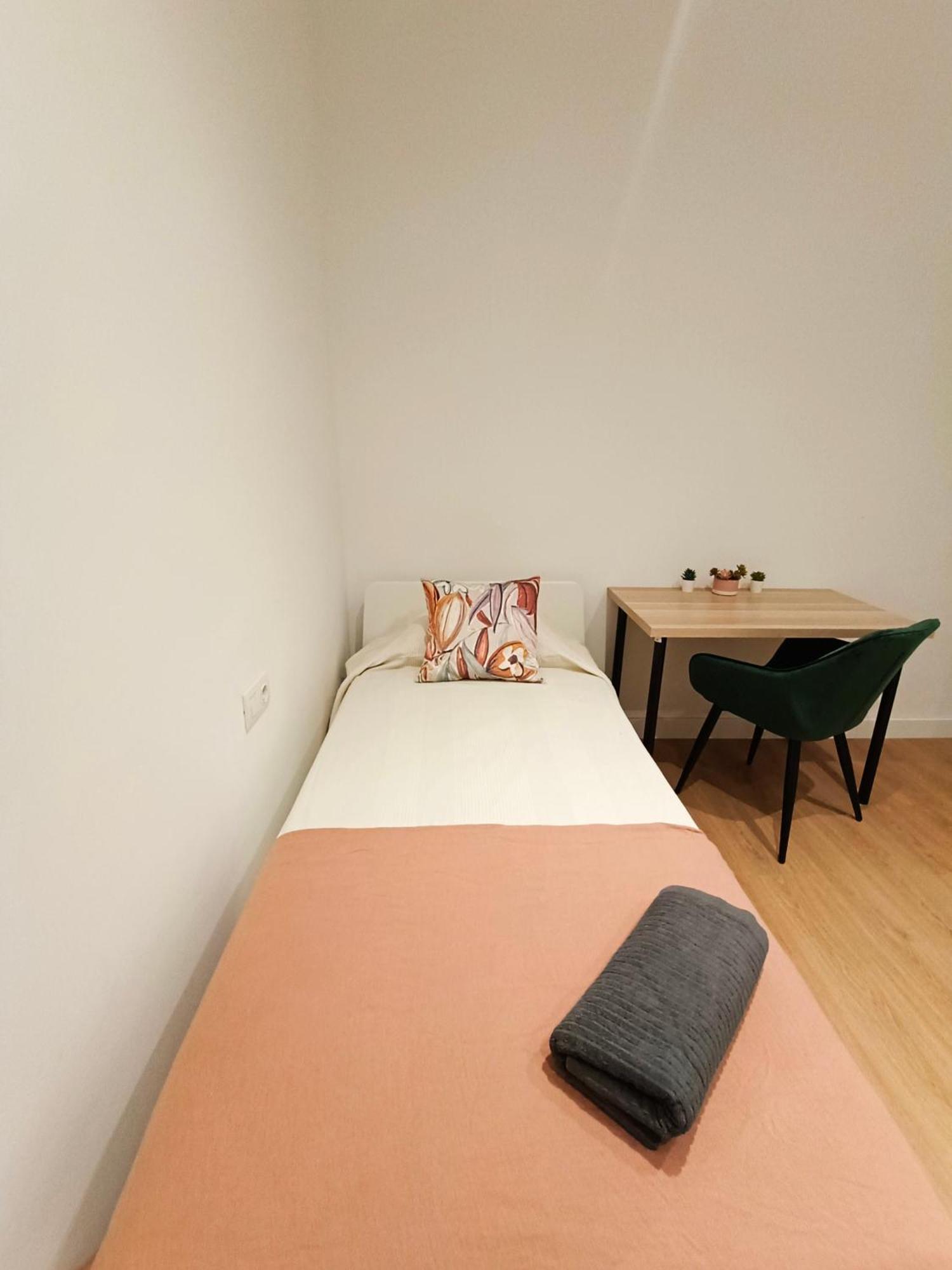 By Universitat Private Rooms Barcelona Exterior photo