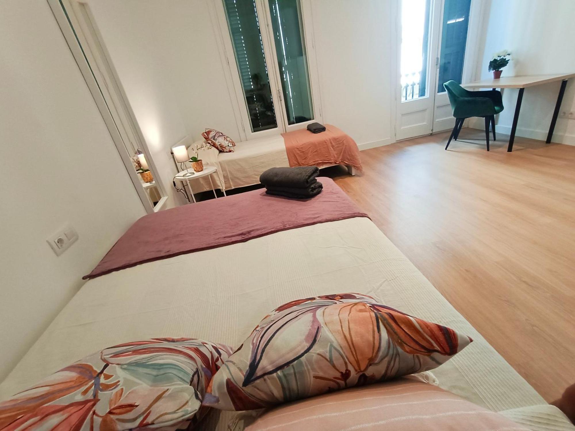 By Universitat Private Rooms Barcelona Exterior photo